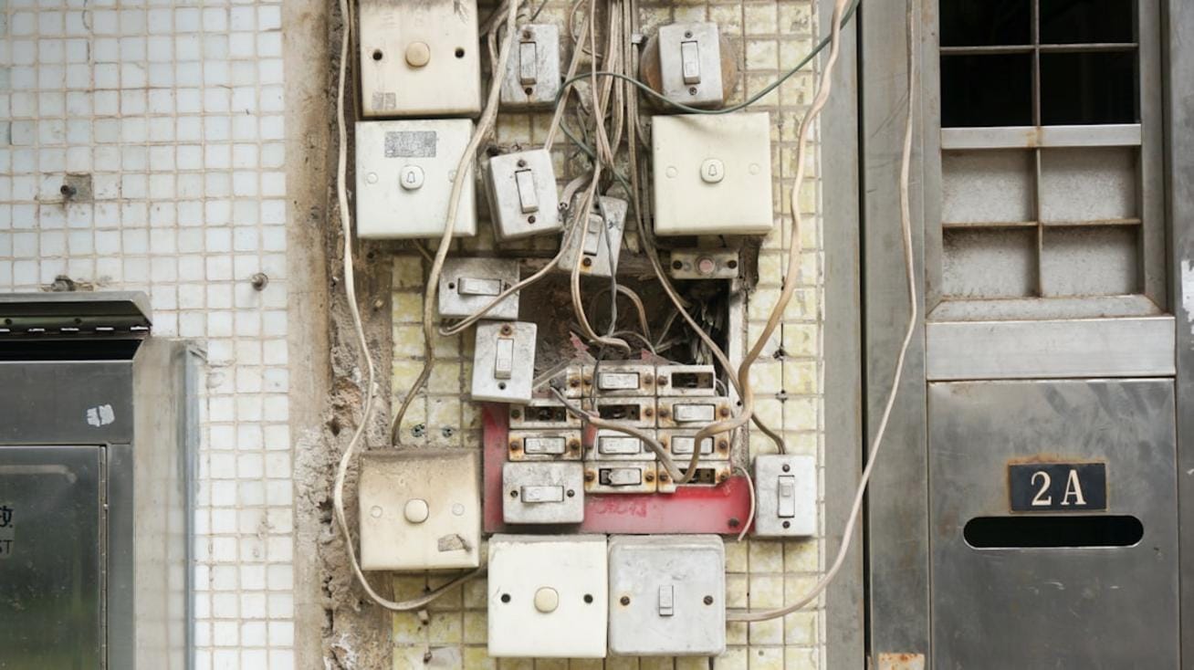 Imagen de un técnico en reparación eléctrica revisando un cuadro de distribución en una vivienda en España
