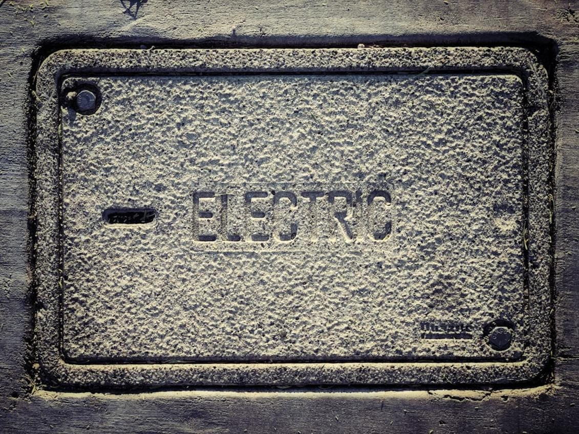 Fotografía de una persona usando herramientas eléctricas para instalar una lámpara en un hogar en España