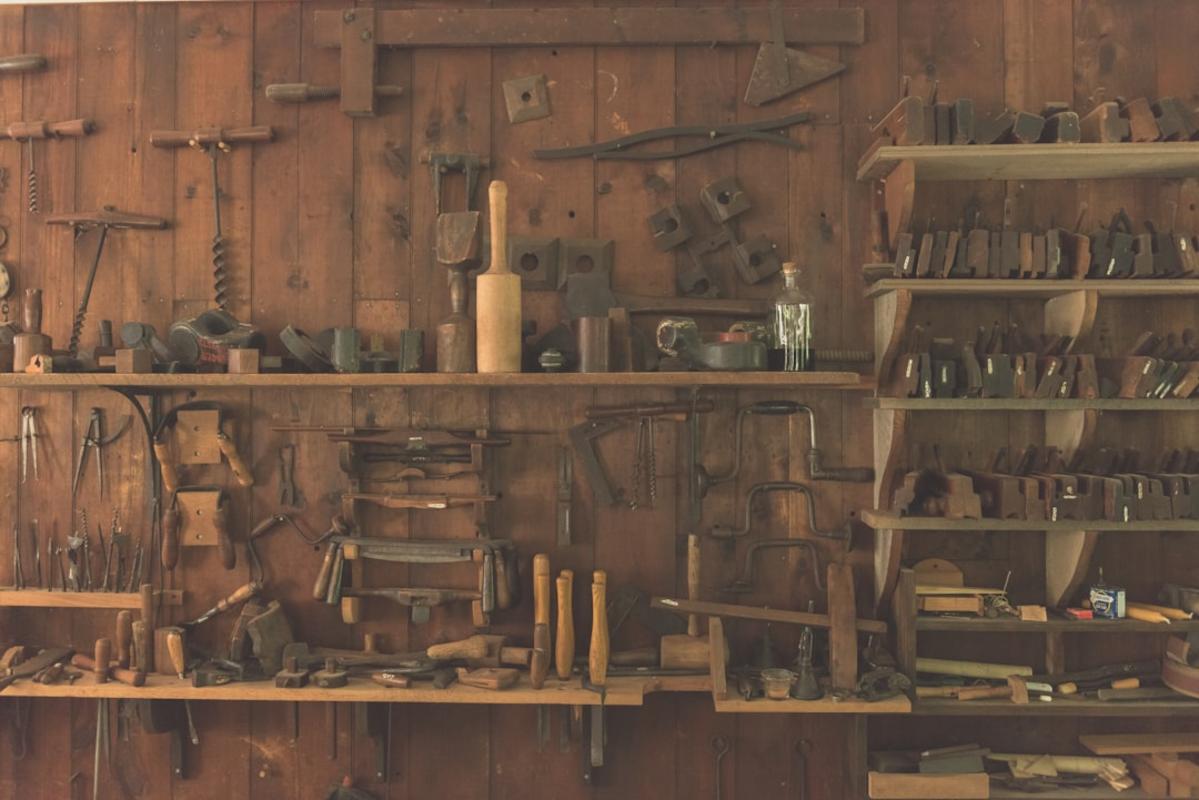 foto de una persona cortando madera para reparar un mueble en un taller casero