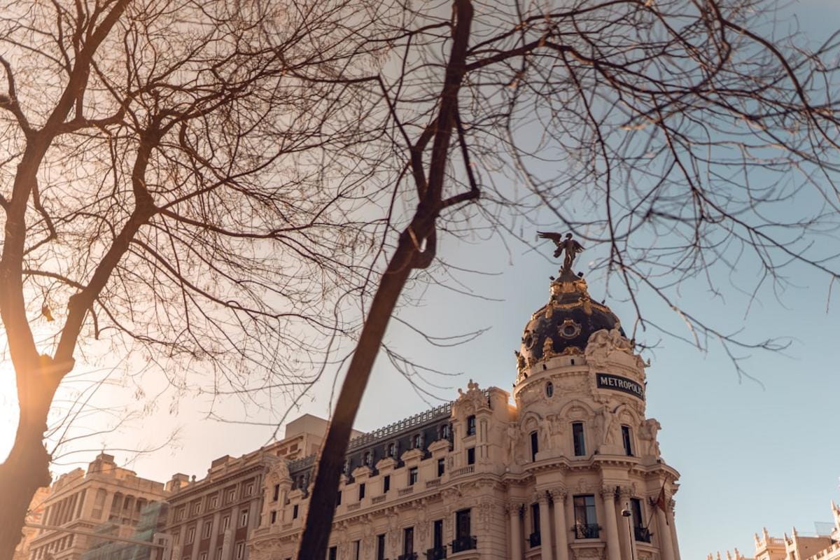 Un técnico reparando un sistema eléctrico en una residencia moderna en Madrid, España