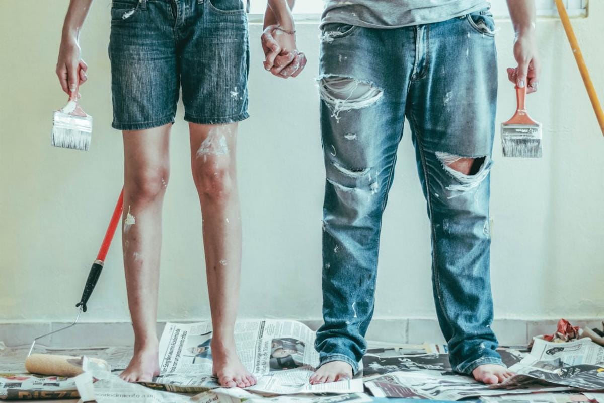 herramientas bricolaje Imagen de un bricolaje en una vivienda con herramientas básicas
