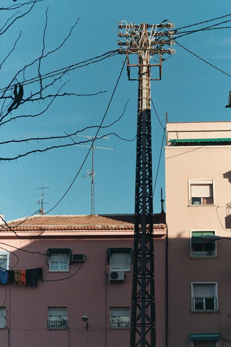 reparación profesional eléctrica Imagen de un técnico cualificado reparando una instalación eléctrica en una vivienda en España
