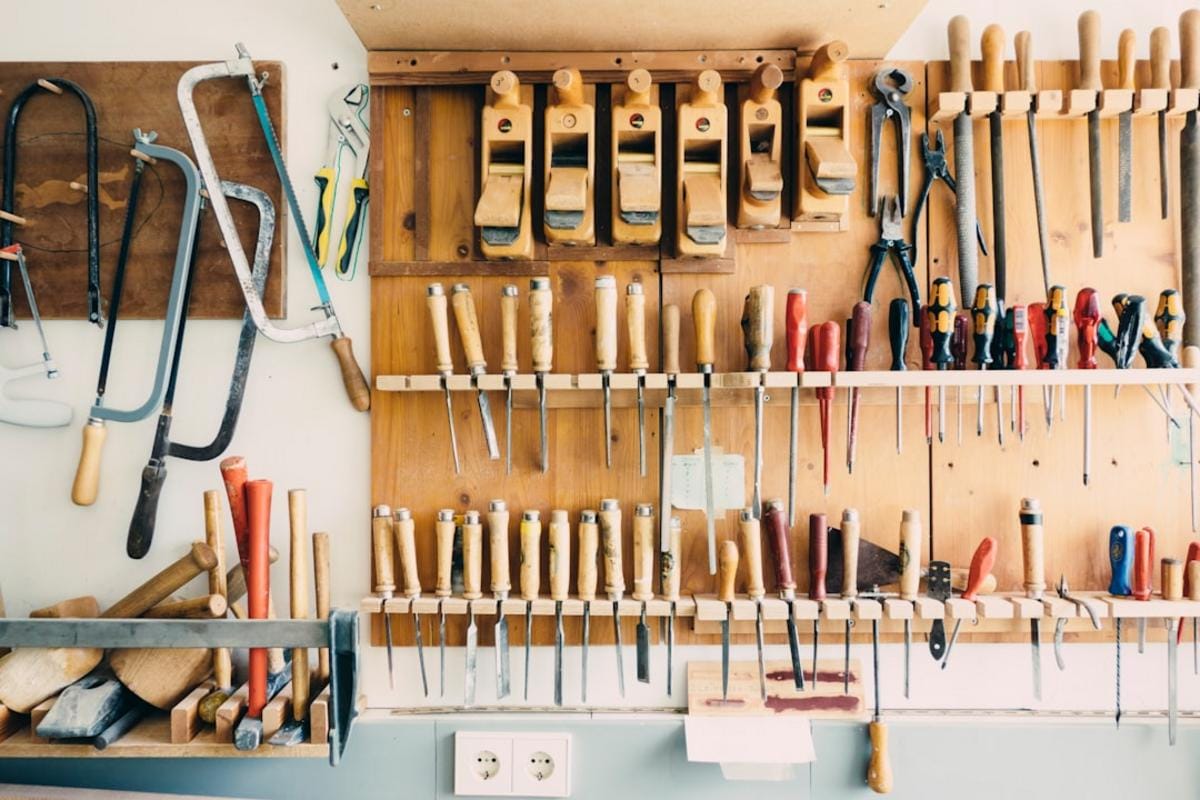 imagen de un set completo de herramientas básicas para reparación en un taller de bricolaje en España