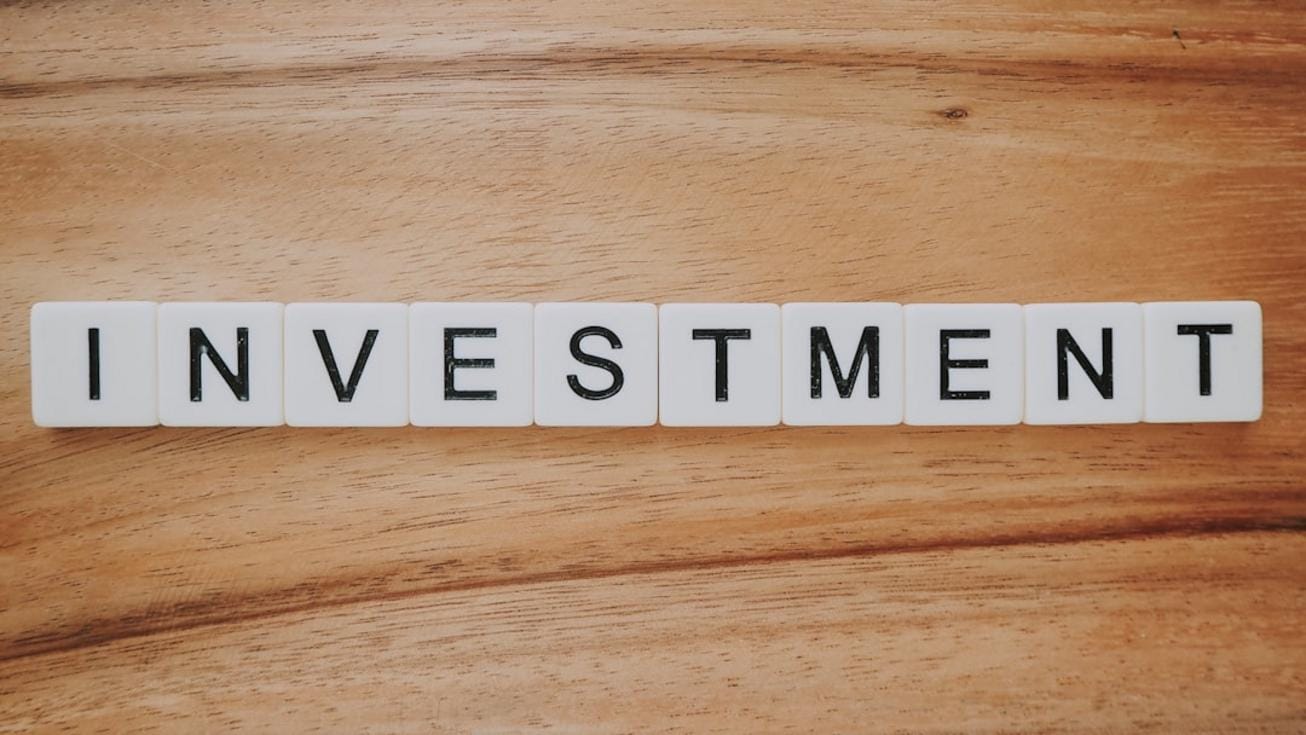 escenario de una reunión de inversionistas con gráficos de crecimiento y rendimiento financiero